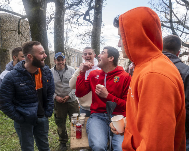 Léandre Figuière (à gauche) et Antoine Turrel (à droite) avec leurs amis.  Les jeunes agriculteurs se donnent rendez-vous à la foire agricole de Berzème, sur le plateau ardéchois du Coiron, le 9 avril 2022.