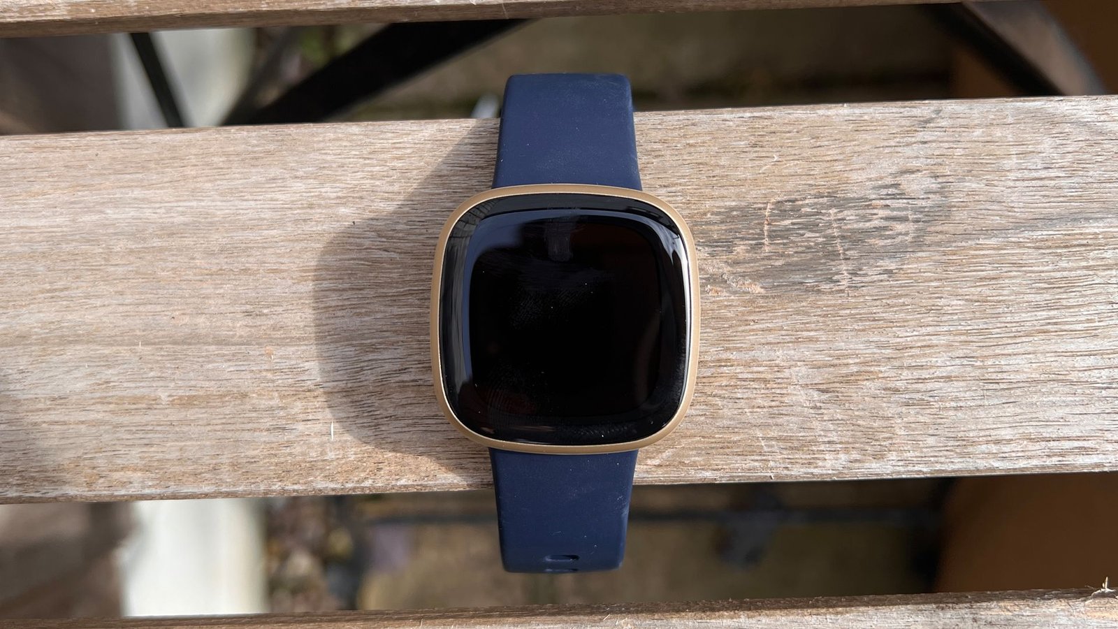 Image de la Fitbit Versa 3 en extérieur pendant les tests