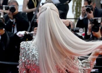 L'image peut contenir des accessoires et des accessoires de lunettes de soleil pour cheveux humains