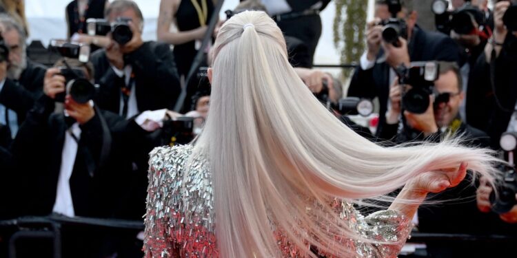 Helen Mirren a secoué des cheveux XXL à Cannes est tellement arraché que c'est ridicule – Thebuzzly