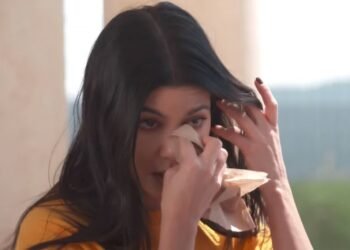 L’image peut contenir une boisson et une boisson pour le visage humain