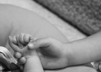 L’image peut contenir un nouveau-né humain et un doigt