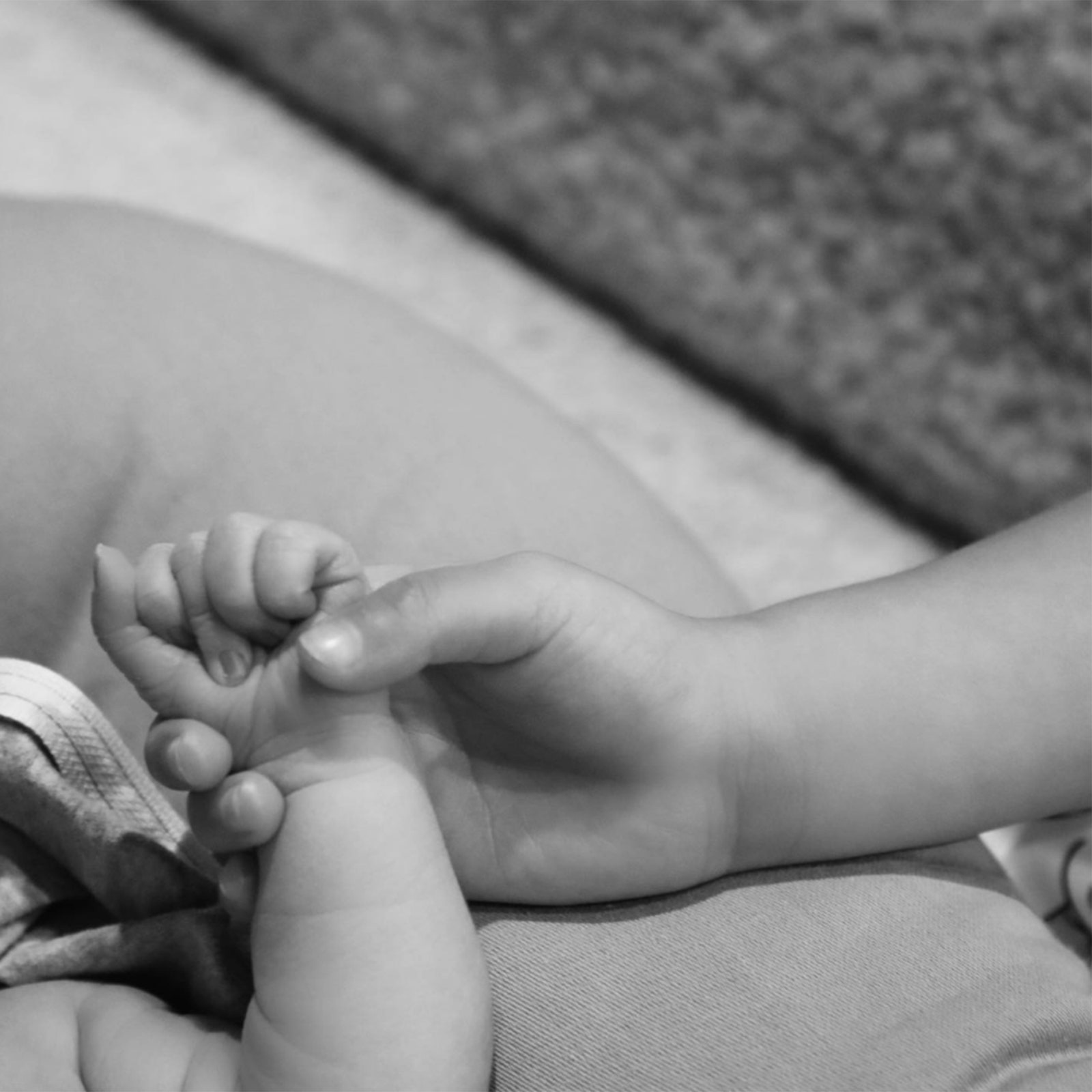 L’image peut contenir un nouveau-né humain et un doigt