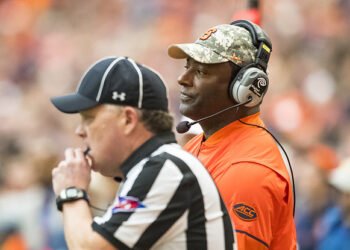 Les entraîneurs de football noirs font face à plus de pénalités d’équipe, selon une étude