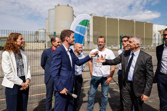 Le PDG de Veolia France, Jean-François Nogrette, reçoit les clés du site de Chapelle-Darblay, en Grand-Couronne (Seine-Maritime), des mains du maire de Rouen et président de la métropole rouen-normandie, Nicolas Mayer-Rossignol, le 10 mai 2022. 