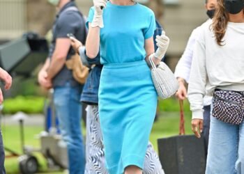 L'image peut contenir des vêtements, des vêtements, des chaussures, des chaussures, des lunettes de soleil, des accessoires, des accessoires et des pantalons.