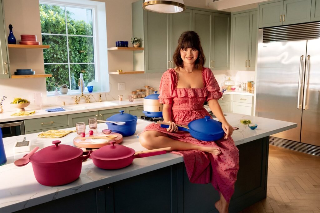 Notre place x Selena Gomez: 12 pièces dont vous avez L’image peut contenir human person room insides et bowl
