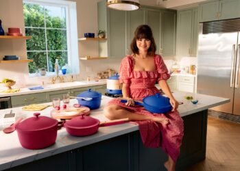 L’image peut contenir human person room insides et bowl