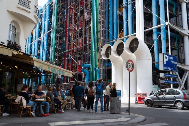 Une terrasse de café à Paris, face au Centre Pompidou, le 23 avril.