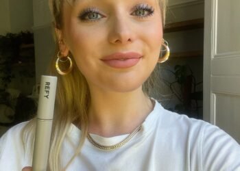 L’image peut contenir le visage et le doigt de la personne humaine