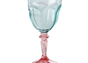 L’image peut contenir: verre, gobelet, boisson, verre à vin, vin, alcool, boisson, appareil et mélangeur
