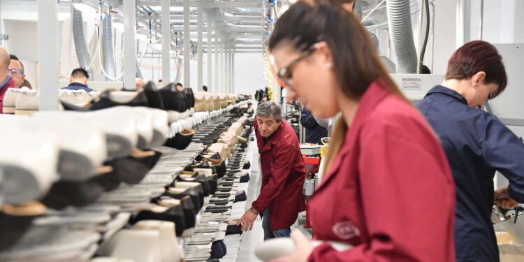 l'usine de chaussures italienne souffre de la guerre en Ukraine