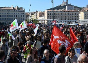 des milliers de manifestants ont défilé dans toute la France ; Jean-Luc Mélenchon doit parler