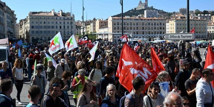 des milliers de manifestants ont défilé dans toute la France ; Jean-Luc Mélenchon doit parler