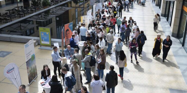 « Recruter dans l'emploi durable, d'ici deux ans, 10 000 réfugiés de toutes nationalités »