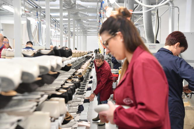 Ouvriers au travail à l'usine Tod's à Arquata del Tronto, Italie, le 20 décembre 2017.