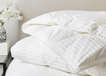 L’image peut contenir : coussin, oreiller, décoration d’intérieur, meubles, lit, linge de maison et couverture