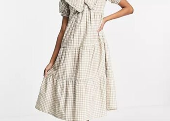 L’image peut contenir : robe, vêtement, vêtement, humain, personne et décoration d’intérieur