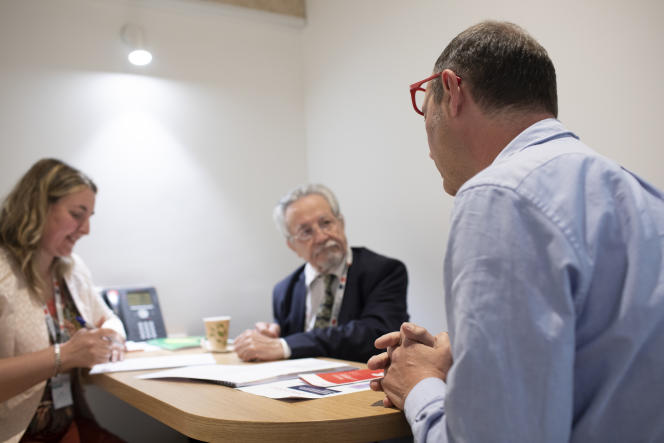 Etienne, 60 ans, est enseignant en arts visuels dans le secteur professionnel, et postule pour devenir enseignant en collège ou lycée.  A Versailles, le 30 mai 2022.