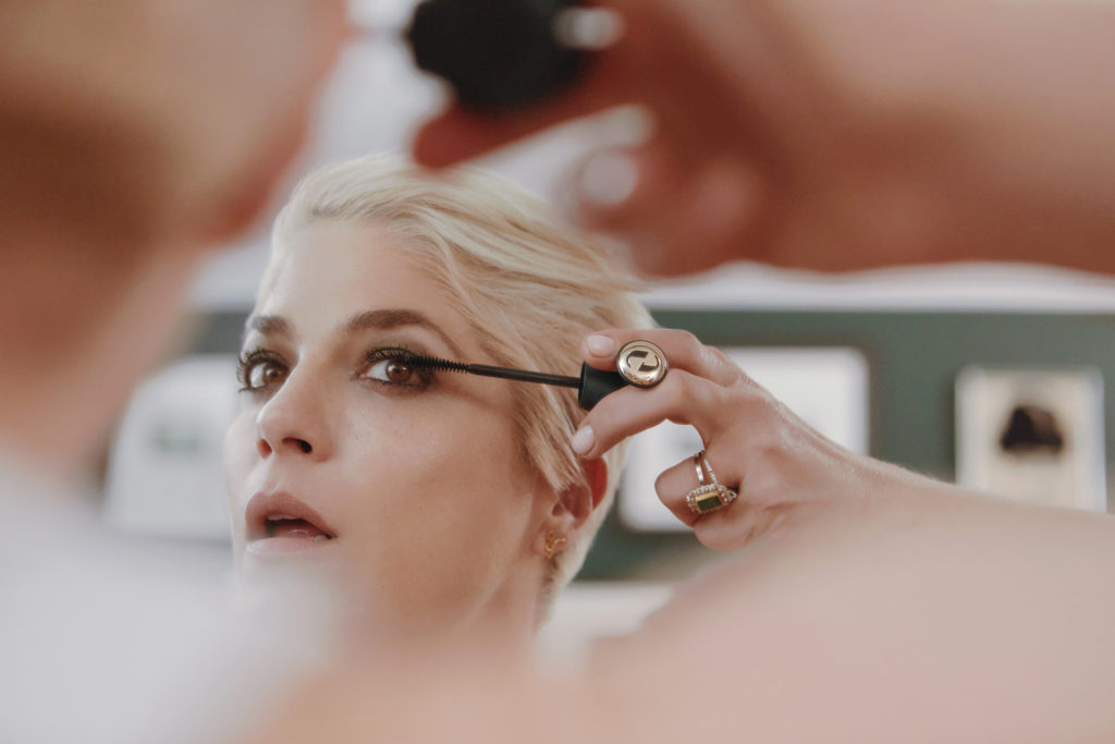 Selma Blair est la dernière célébrité à soutenir une marque de beauté mais, cette fois, c'est différent – Thebuzzly'est différent