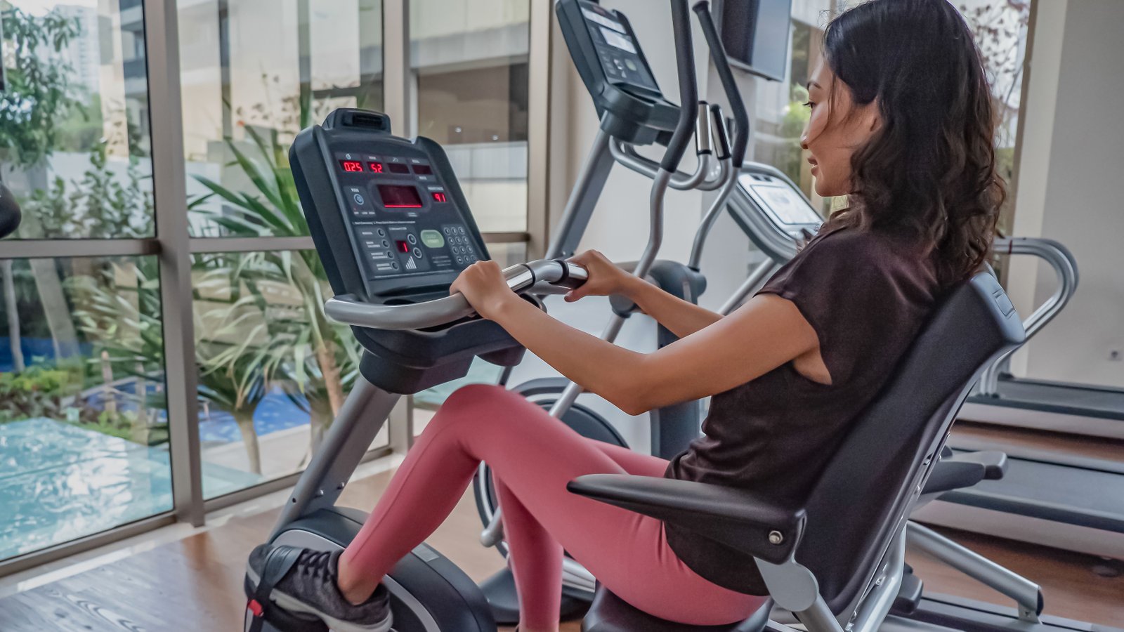 Femme à l'aide d'un vélo d'exercice couché