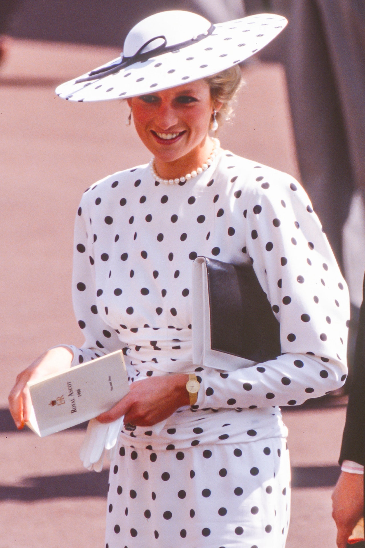 L'image peut contenir Texture Vêtements Chapeau Vêtements Diana Princesse de Galles Pois Humain et personne