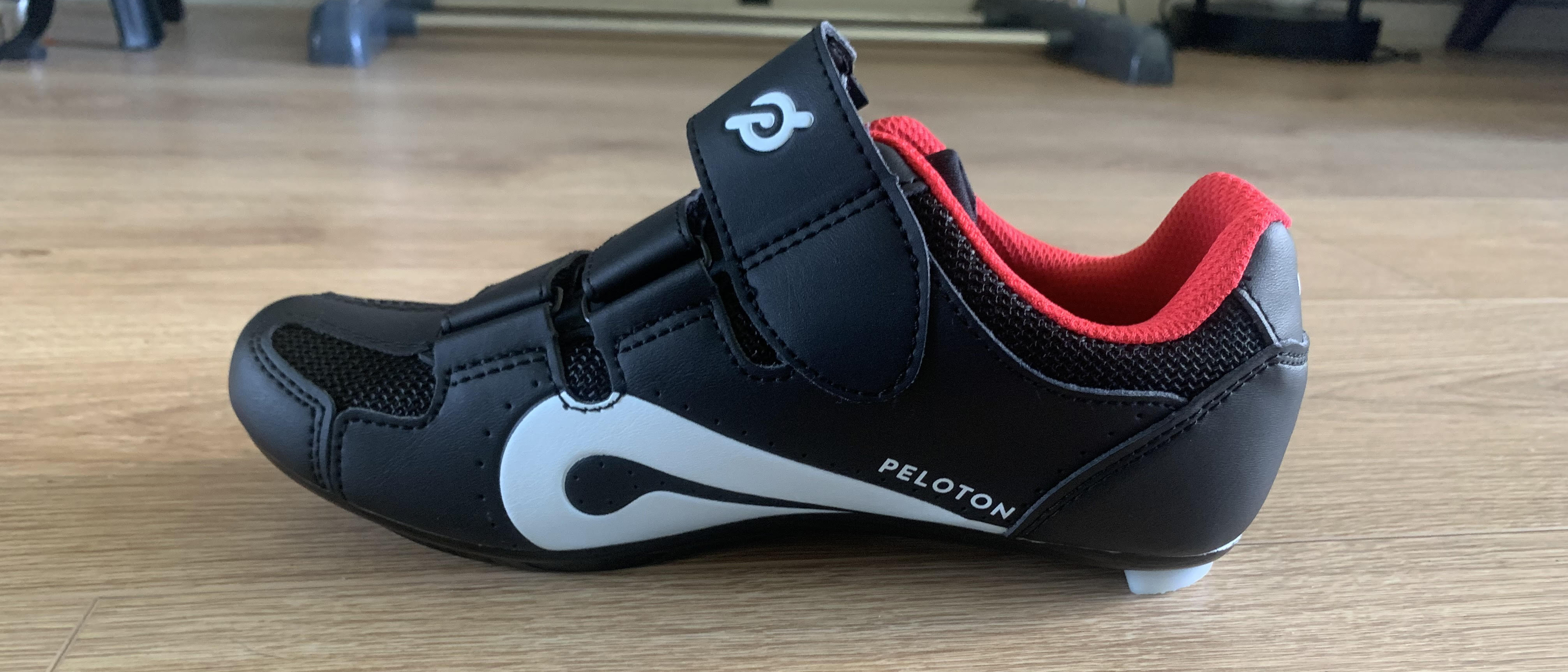 Chaussures de cyclisme Peloton sur plancher en bois