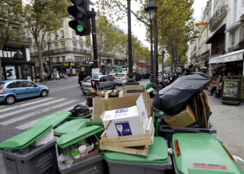 En pleine canicule, la collecte des ordures reprend à Paris, après la grève de certains chauffeurs de camion poubelle