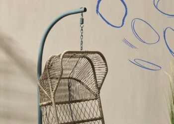 L’image peut contenir : meuble et chaise