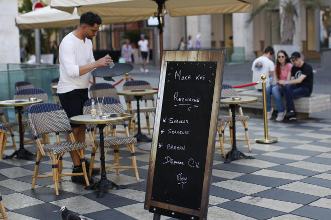 Une annonce pour la recherche de personnel de restauration au Moka Kfé, sur la place Masséna, à Nice, le 31 mai 2022.