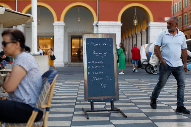 Une annonce de recherche de personnel de restauration, devant le Moka Kfé, sur la place Masséna, à Nice, le 31 mai 2022.