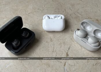 airpods pro vs sony wf vs sennheiser mtw3 comparaison main3 Apple Sony Sennheiser