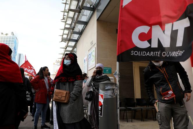 Rassemblement de soutien au personnel de nettoyage de l'Agence régionale de santé de Marseille en grève, le 8 avril 2022.