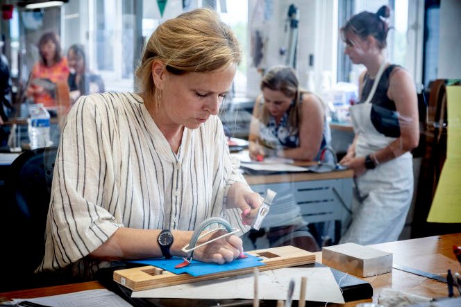 Caroline Fraissinet est artisan sellier-maroquinier à l'école des savoir-faire Hermès.  Les Abrets-en-Dauphiné, le 24 mai 2022.