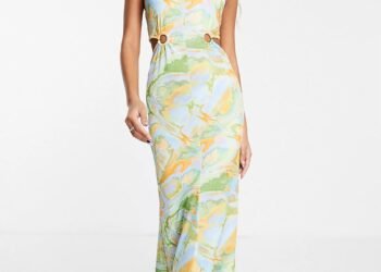 L’image peut contenir : vêtement, habillement, humain et personne