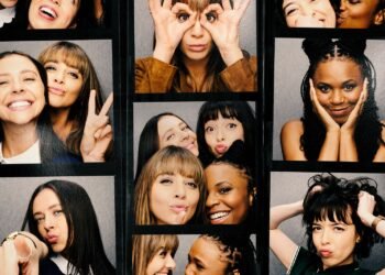 L'image peut contenir une personne humaine Publicité Collage Poster Bel Powley Face and Photo Booth