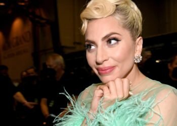 L'image peut contenir des vêtements, des vêtements, des personnes humaines, des accessoires Lady Gaga, des accessoires et une écharpe.