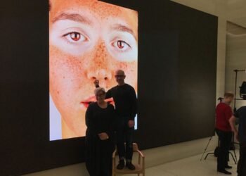 L'image peut contenir un design d'intérieur de visage de personne humaine à l'intérieur et un trépied