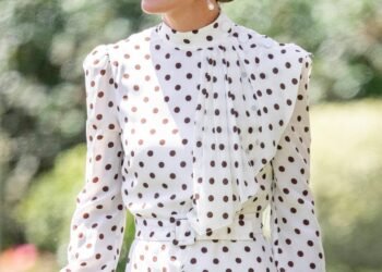 L'image peut contenir Texture Vêtements Chapeau Vêtements Polka Dot Humain et personne
