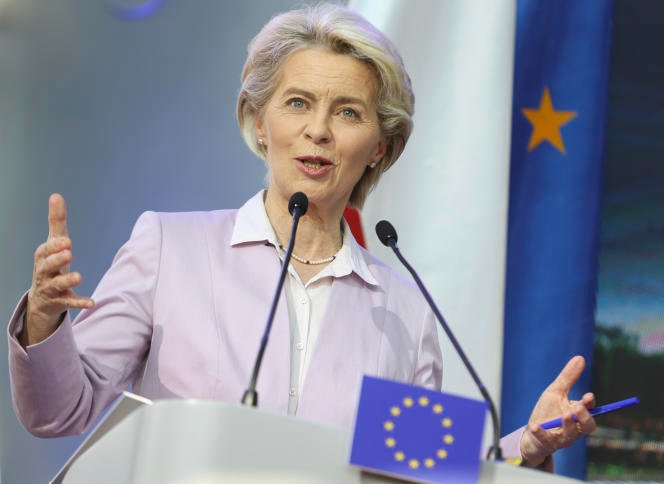 Ursula von der Leyen s'est félicitée dans un communiqué de la nouvelle règle imposant un quota de femmes dans les conseils d'administration : « Il est grand temps que nous brisions ce plafond de verre.  »