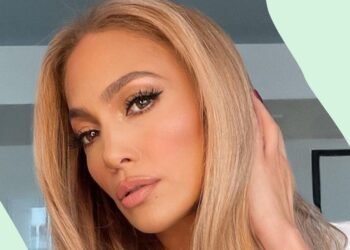 L’image peut contenir : humain, blond, adolescent, enfant, enfant, personne, visage, cheveux et Jennifer Lopez