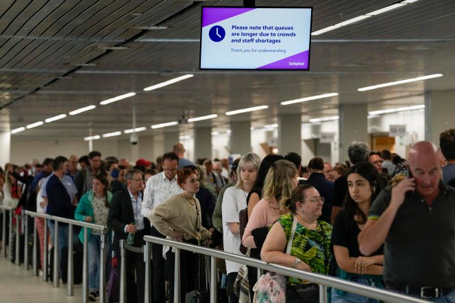 Des passagers attendent d'embarquer à l'aéroport d'Amsterdam-Schiphol (Pays-Bas), le 21 juin 2022.