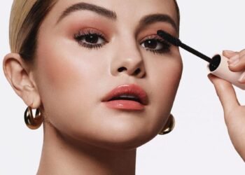 Le mascara Rare Beauty de Selena Gomez donne aux cils le mélange parfait de longueur et de volume