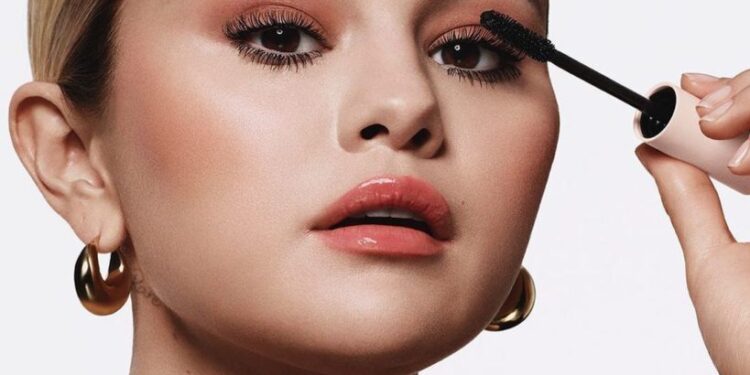 Le mascara Rare Beauty de Selena Gomez donne aux cils le mélange parfait de longueur et de volume