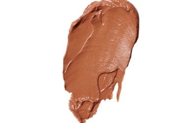 L'écran solaire corporel Bronze de Colorescience donne à la peau un éclat prêt pour la plage