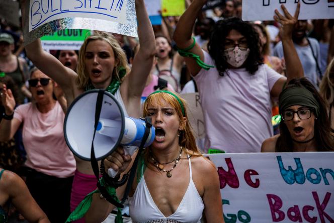 Des militants du droit à l'avortement manifestent contre la décision de la Cour suprême d'annuler le droit à l'avortement, à Washington, le 26 juin 2022.