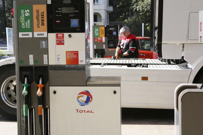 Un chauffeur fait le plein de son camion dans une station-service de Lucciana (Haute-Corse), le 14 février 2022.