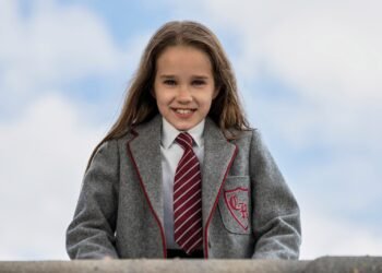 L'image peut contenir Cravate Accessoires Accessoire Vêtements Habillement Personne humaine Manche Blonde Adolescent Enfant et enfant