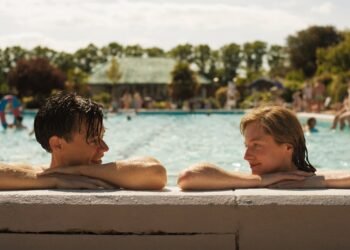 L'image peut contenir une personne humaine, un bain à remous, un bain à remous, une piscine et des styles Harry.