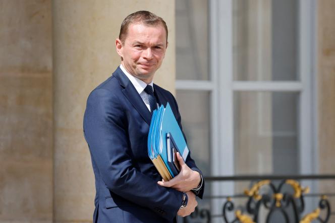 Olivier Dussopt, ministre du Travail, du Plein emploi et de l'Intégration, quitte l'Elysée après le Conseil des ministres à Paris, le 14 juin 2022.